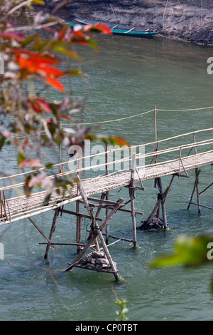 Un fragile bambù passerella gettata attraverso il fiume Khan, un affluente del Mekong (Luang Prabang - Laos) Passerelle en bambous. Foto Stock