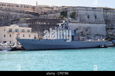 Il Maltese forze armate classe Diciotti Offshore nave pattuglia P61 il porto di La Valletta, Malta, il sud dell'Europa. Foto Stock