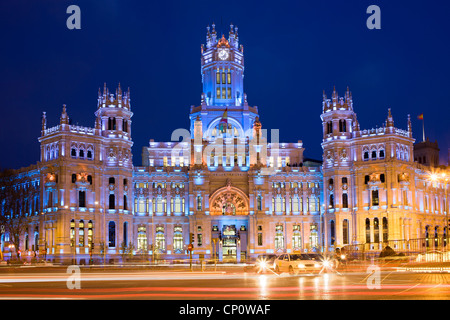 Palacio de Comunicaciones a Plaza de Cibeles illuminata di notte nella città di Madrid, Spagna Foto Stock