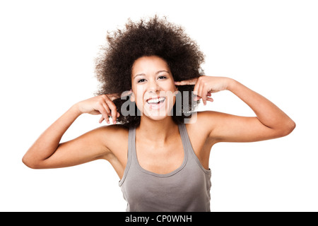 Bella donna Afroamericana facendo un gesto di silenzio con le dita sulle orecchie, isolato su bianco Foto Stock