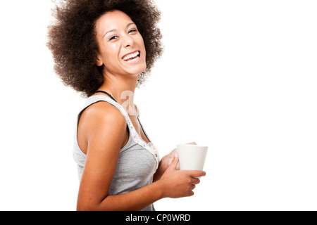 Bella giovane donna in possesso di una tazza di caffè, isolato su bianco Foto Stock