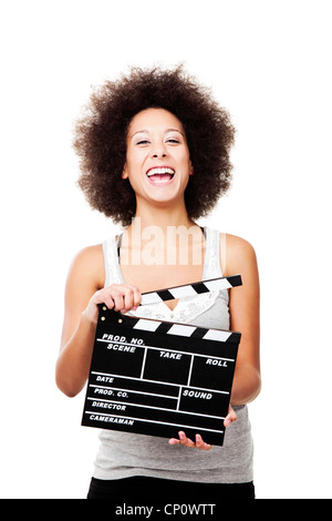 Bella americano africano donna ridendo e tenendo un clapboard, isolato su bianco Foto Stock