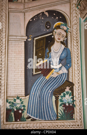 Murale di malinconia donna inglese giocando un formare fisarmonica in Bhagton Choti Ki Haveli, Shekhawati. Foto Stock