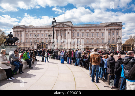 Una folla di persone raccolte al di fuori Buckingham Palace a Londra, Inghilterra. Foto Stock