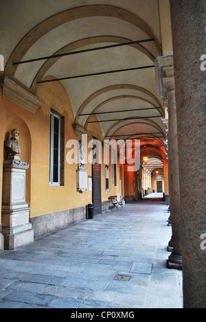 Il cortile porticato e nella famosa storica Università di Pavia, Lombardia, Italia Foto Stock