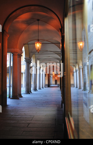 Il cortile porticato e nella famosa storica Università di Pavia, Lombardia, Italia Foto Stock