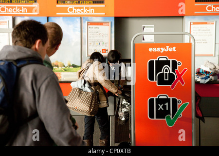 La gente in coda al check-in di Easyjet, Stansted Airport Terminal, Essex REGNO UNITO Foto Stock