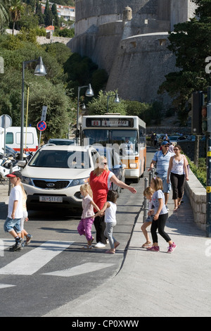 I bambini attraversando una Zebra attraversamento pedonale Dubrovnik Dalmazia Croazia Foto Stock