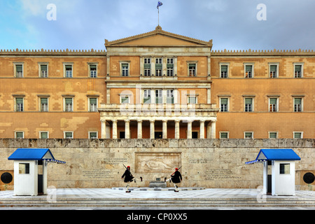 Il tradizionale 'Cambio della guardia' Cerimonia di fronte al parlamento greco edificio a piazza Syntagma Foto Stock