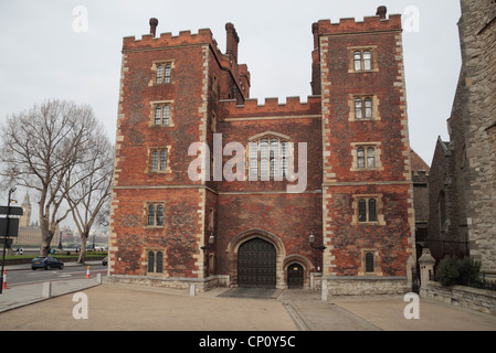 Ingresso principale a Lambeth Palacethe residenza ufficiale dell'Arcivescovo di Canterbury, Lambeth Palace Road, Lambeth London REGNO UNITO Foto Stock