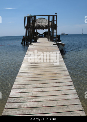 Il molo di legno in Roatan, Honduras. Foto Stock