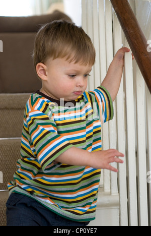 Il Toddler avente un tantrum su una scala. Foto Stock