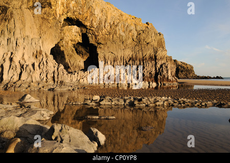 Lydstep caverne a bassa marea Pembrokeshire Wales Cymru REGNO UNITO GB Foto Stock