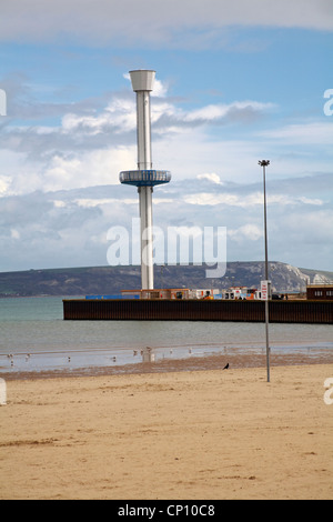 Sealife Tower, Jurassic Skyline Tower, a Weymouth beach in un tempestoso giorno di aprile Foto Stock