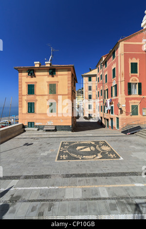 Piccola piazza nel villaggio di Sori, Liguria, Italia - composizione verticale Foto Stock