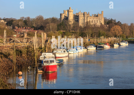 Arundel Castle nel West Sussex catturato dalla banca del fiume Arun. Foto Stock