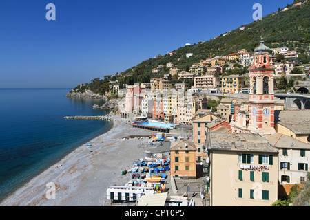 Fuori stagione vista di Sori, piccola città in Liguria, Italia Foto Stock