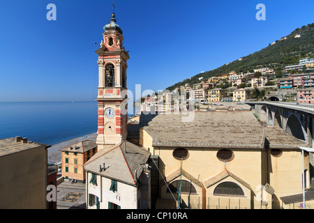 La chiesa e il villaggio di Sori, piccola città in Liguria, Italia Foto Stock