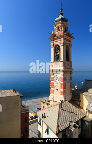 Il campanile e il villaggio di Sori, piccola città in Liguria, Italia Foto Stock