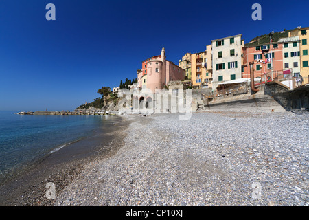 Vista dal mare di Sori, piccolo villaggio in Liguria, Italia Foto Stock