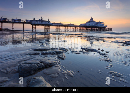 Eastbourne Pier catturata a sunrise Foto Stock