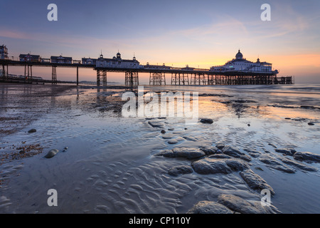 Eastbourne Pier catturata a sunrise Foto Stock