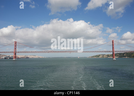 Il 25 de Abril ponte XXV Aprile sospensione ponte ponte Lisbona Portogallo Foto Stock