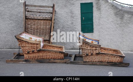 Slitte in attesa di viaggiare in discesa in Funchal Madeira Foto Stock