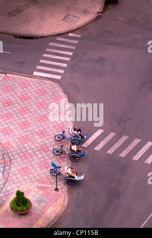 Autisti di Tuk Tuk in attesa per il business al crepuscolo in Nha Trang, Vietnam. Foto Stock