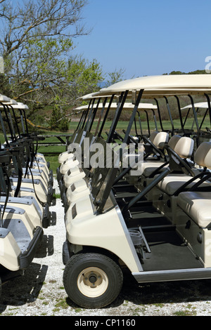 Golf carts allineati e pronti per l'uso. North Truro, Cape Cod, Massachusetts, STATI UNITI D'AMERICA Foto Stock