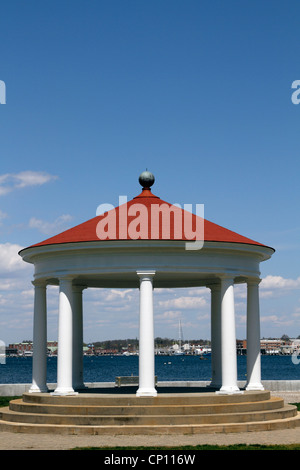 Un Gazebo in un parco harbourside lungo Ocean Drive, Newport, Rhode Island, STATI UNITI D'AMERICA Foto Stock