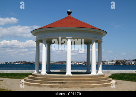 Un Gazebo in un parco harbourside lungo Ocean Drive, Newport, Rhode Island, STATI UNITI D'AMERICA Foto Stock