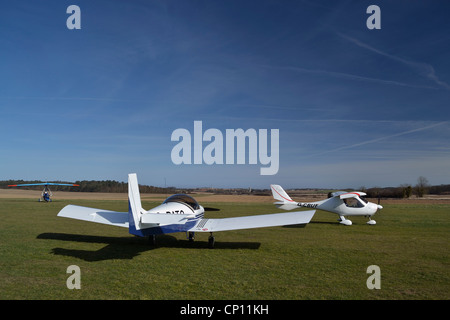 Micro aeromobili leggeri di rullaggio passato un aeromobile leggero a Northrepps airfield in Norfolk Foto Stock