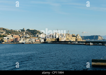 Rione Terra trimestre e il porto di Pozzuoli, Campi Flegrei, Napoli, Campania, Italia, Europa Foto Stock