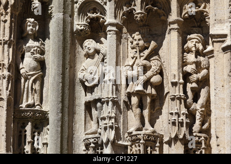 Delicate sculture medievali di musicisti in tutto il portale della chiesa di Notre Dame, Caudebec, Normandia, Francia Foto Stock