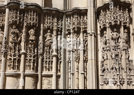 Delicate sculture medievali intorno all'entrata Caudebec la chiesa di Notre Dame, in Normandia, Francia Foto Stock