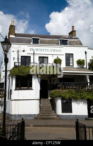 Il White Swan pub / public house / Tavern a Twickenham, popolare con Rugby fan su i giorni delle partite. Foto Stock