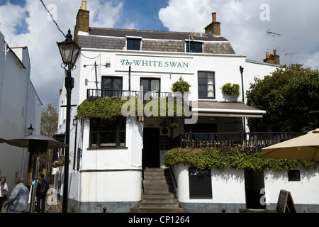 Il White Swan pub / public house / Tavern a Twickenham, popolare con Rugby fan su i giorni delle partite. Foto Stock