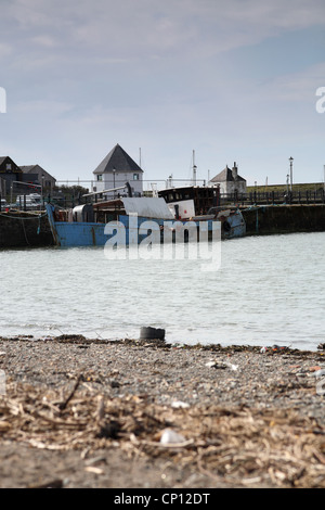 Barca da pesca in attesa di essere scartato in porto maryport Foto Stock