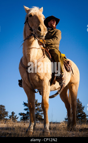 Cowboy a cavallo nel nord-est del Wyoming Foto Stock