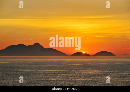 alba sulla baia di Guanabara, Rio de Janeiro, Brasile Foto Stock