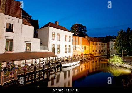 Tipiche case accanto ad un canale Bruges, Belgio. Foto Stock