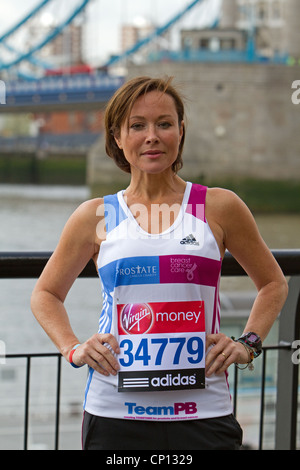 Amanda Mealing presso il Tower Bridge Foto Stock