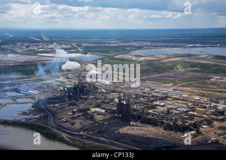 Raffineria e bacini di decantazione degli sterili vicino al Fiume Athabasca, Fort McMurray, Alberta, Canada. © Paolo miglia Foto Stock