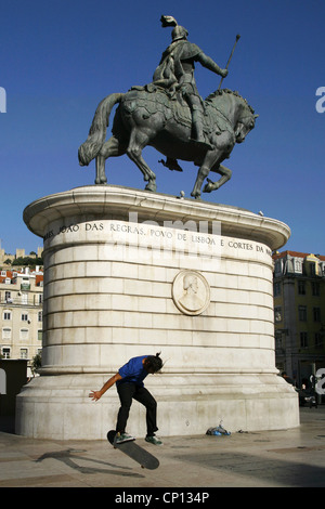 Guidatore di skateboard e Statua del Re João I, Praça da Figueira, Lisbona, Portogallo Foto Stock