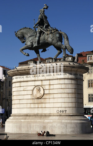 Senzatetto uomo & Statua del Re João I / Giovanni I, Praça da Figueira Square, Lisbona, Portogallo Foto Stock