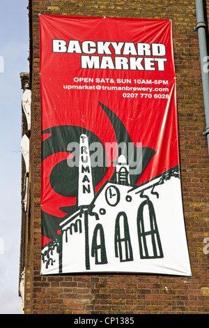 Banner sul Cortile Mercato,l'Old Truman Brewery, Brick Lane, Spitalfields, East End di Londra, Inghilterra, Regno Unito Foto Stock