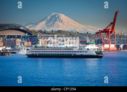 Stato di Washington traghetto al Porto di Seattle con il Monte Rainier nella distanza Foto Stock