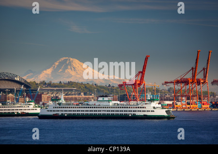 Stato di Washington traghetto al Porto di Seattle con il Monte Rainier nella distanza Foto Stock
