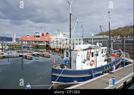 Rothesay Caledonian Macbrayne zona molo sull isola di Bute in Scozia con barca da pesca, nuovo accesso pedonale e M/V Bute Foto Stock